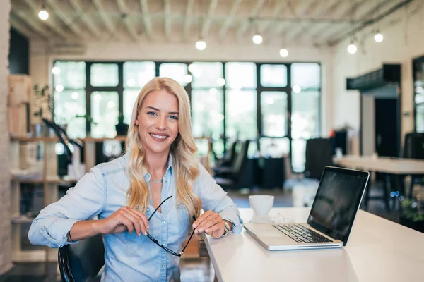 Retrato Una Alegre Mujer Negocios Rubia Casual — Foto de Stock