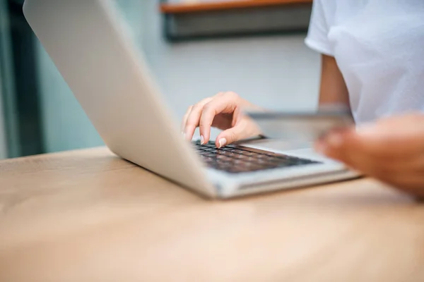 Imagem Close Mulher Usando Laptop Cartão Crédito Conceito Compras Online — Fotografia de Stock