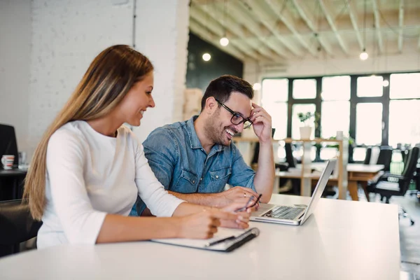 Compañeros Negocios Sonrientes Que Trabajan Una Oficina Moderna Espacio Abierto — Foto de Stock