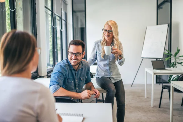 Ambiente Trabajo Positivo Colegas Hablando Mientras Trabajan Espacio Abierto Trabajo — Foto de Stock