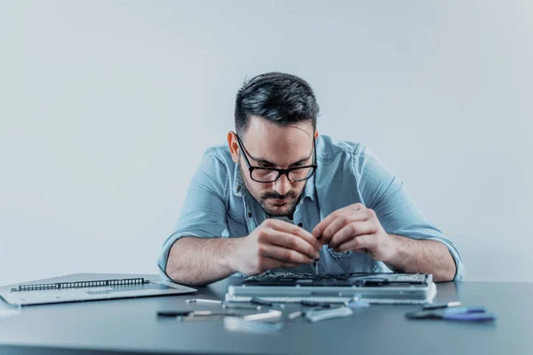 Técnico Focado Trabalhando Reparo Hardware Para Laptop — Fotografia de Stock