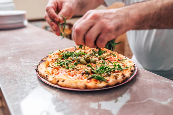 Вкусная Пицца Рукколой Ракетный Салат — стоковое фото