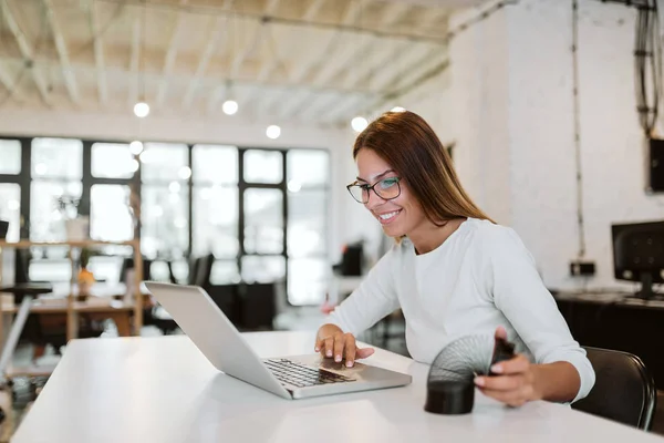 Sonriente Joven Mujer Usando Ordenador Portátil Jugando Con Slinky Oficina — Foto de Stock