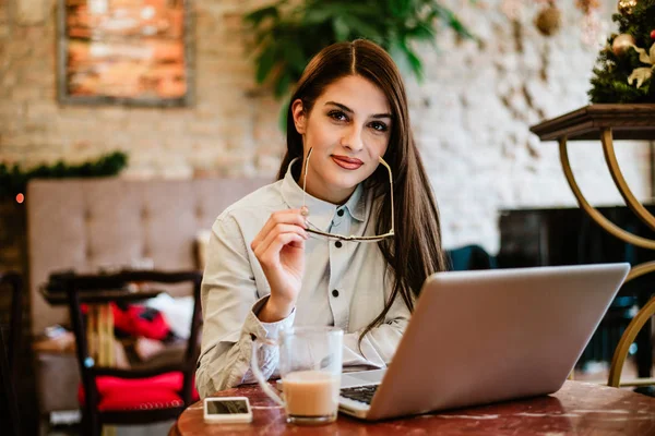 Wanita Muda Duduk Kafe Depan Komputer Laptop Memegang Kacamata Melihat — Stok Foto