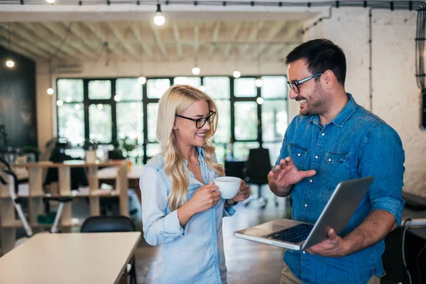 Socios Comerciales Casuales Que Trabajan Proyecto Una Oficina Moderna — Foto de Stock