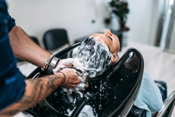 プロの美容師の洗濯のクライアントの髪 クローズ アップ — ストック写真