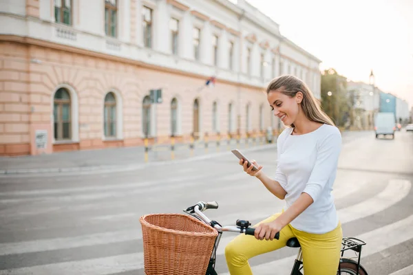 Chica Sonriente Bicicleta Mensajes Texto Calle Ciudad —  Fotos de Stock