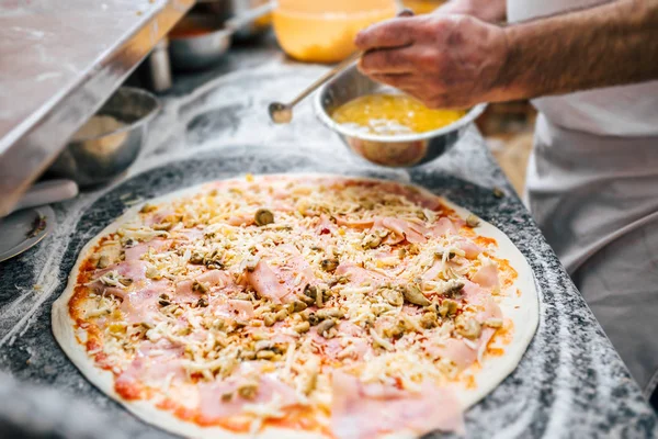 Heerlijke Pizza Maken Close Weergave — Stockfoto