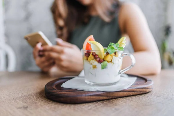 Joven Mujer Negocios Tomando Bocadillo Saludable Mientras Trabaja Teléfono — Foto de Stock