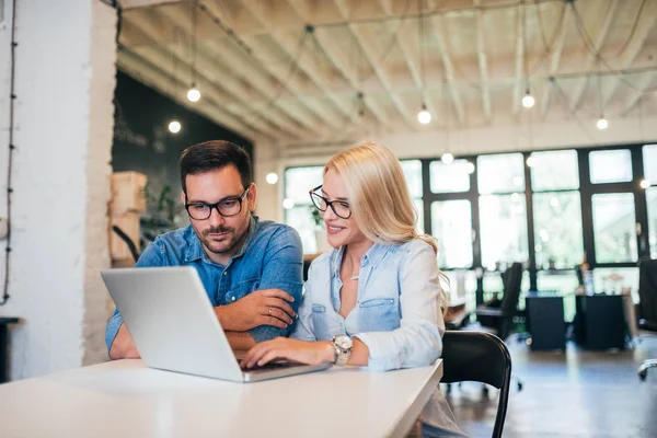 Zwei Geschäftspartner Diskutieren Projekt Laptop — Stockfoto