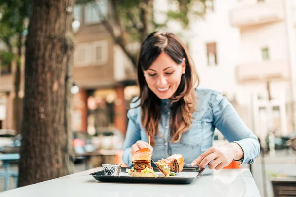 Comiendo Deliciosa Hamburguesa Concéntrate Primer Plano Hamburguesa — Foto de Stock