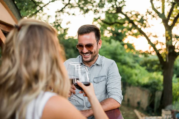 Imagen Primer Plano Una Pareja Brindando Balcón Con Vistas Bosque —  Fotos de Stock