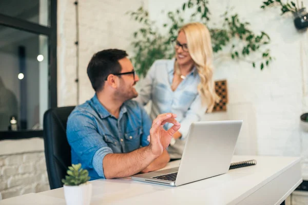 Compañeros Felices Trabajando Juntos Concéntrate Una Mano Primer Plano — Foto de Stock