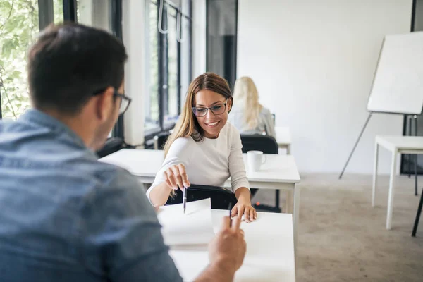 Jonge Vrouw Iets Uit Leggen Aan Een Collega Bij Opleiding — Stockfoto