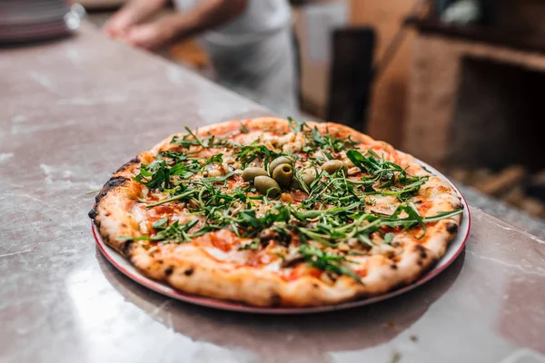 Leckere Pizza Mit Rucola Und Oliven — Stockfoto