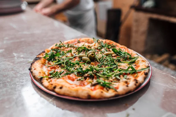 Deliciosa Pizza Con Rúcula Aceitunas — Foto de Stock