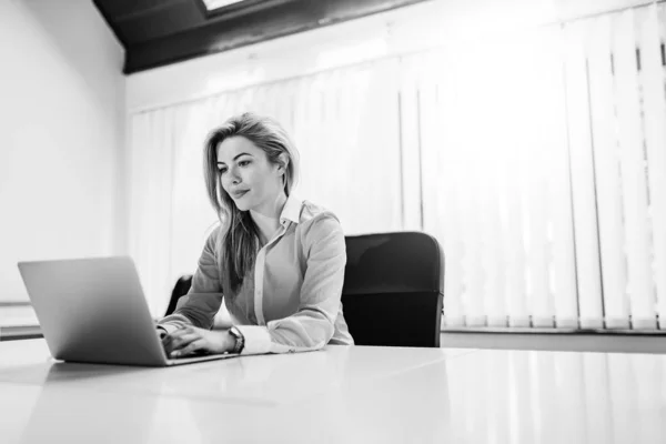 Porträtt Underbar Kvinnlig Entreprenör Som Arbetar Datorn — Stockfoto
