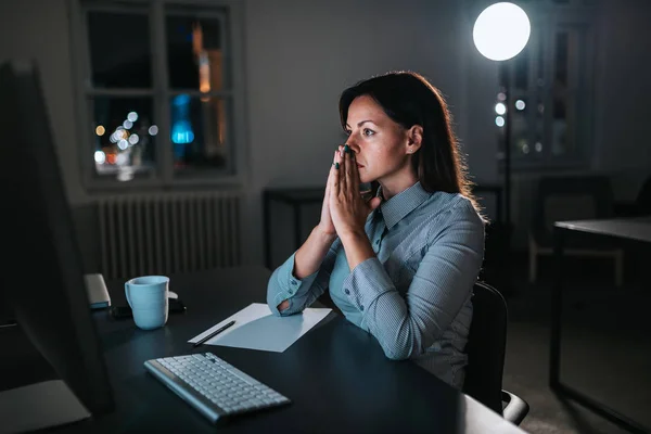 Trabajando Hasta Tarde Por Noche Vista Lateral Una Mujer Negocios —  Fotos de Stock