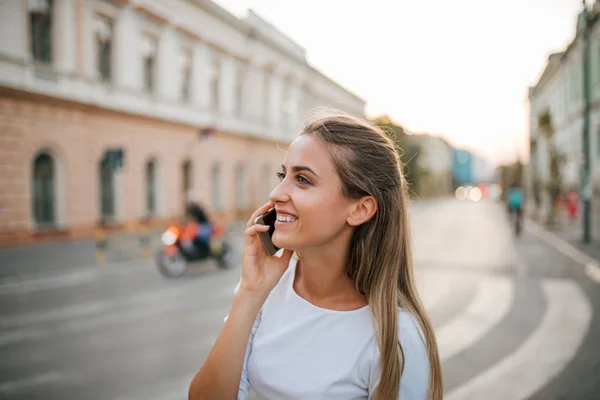 Primer Plano Una Hermosa Chica Hablando Por Teléfono Ciudad —  Fotos de Stock