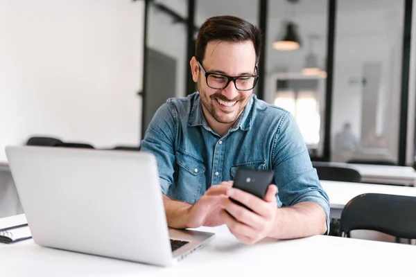 Νεαρός Χαμογελαστό Freelancer Ανάγνωση Μηνύματος Στο Smartphone — Φωτογραφία Αρχείου