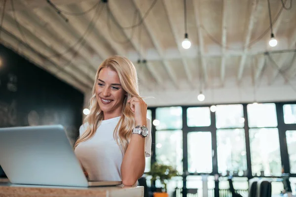 Hermosa Joven Empresaria Que Trabaja Ordenador Portátil — Foto de Stock