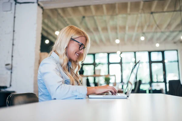 Belle Jeune Femme Travail Vue Latérale Espace Copie — Photo