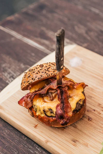 Sabrosa Hamburguesa Con Queso Tocino Sobre Tabla Madera — Foto de Stock