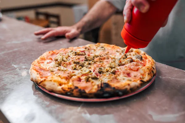 Ketchup Toe Voegen Aan Heerlijke Pizza — Stockfoto