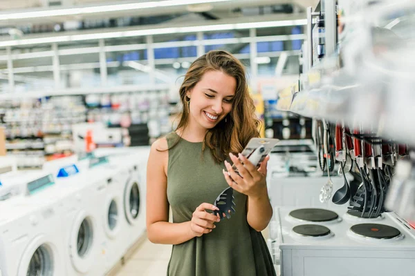 Adulto Cliente Feminino Escolhendo Novos Acessórios Cozinha — Fotografia de Stock