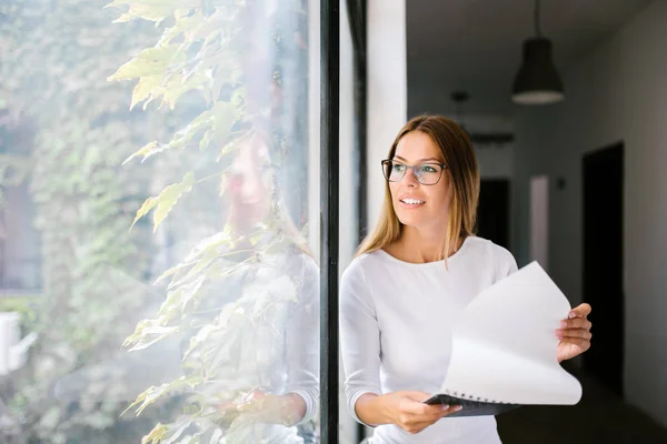 Jeune Femme Affaires Regardant Par Fenêtre — Photo