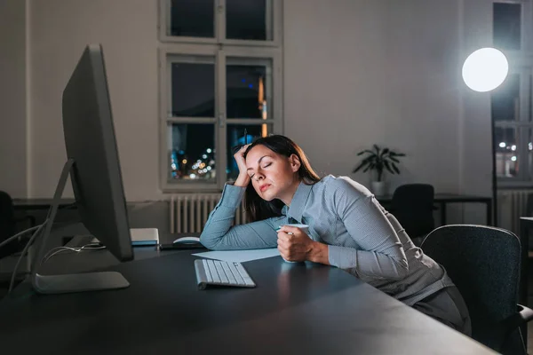 Şkadını Ofis Masa Başında Uyuya Kalmışım Fazla Mesai — Stok fotoğraf