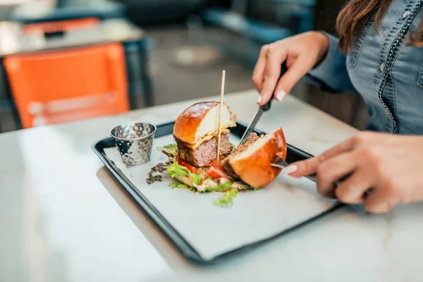 Comer Deliciosa Hamburguesa Con Tenedor Cuchillo — Foto de Stock