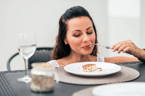 Nært Bilde Smilende Kvinne Som Spiser Kake – stockfoto