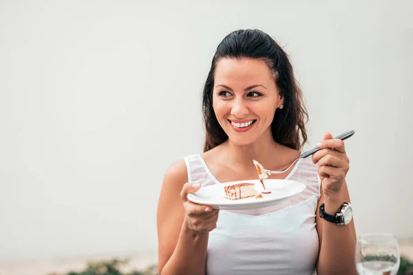 Mujer Sonriente Con Pedazo Pastel Mirando Hacia Otro Lado Primer — Foto de Stock