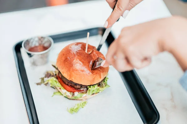 Comer Hamburguesa Con Tenedor Cuchillo — Foto de Stock