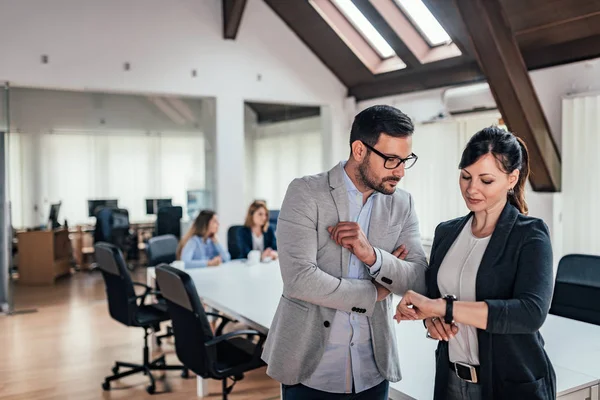 Twee Mensen Uit Het Bedrijfsleven Polshorloge Kijken Collega Achtergrond — Stockfoto