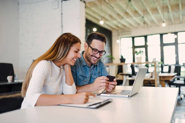 Kollegen Die Büro Arbeiten Und Kreditkarten Verwenden — Stockfoto