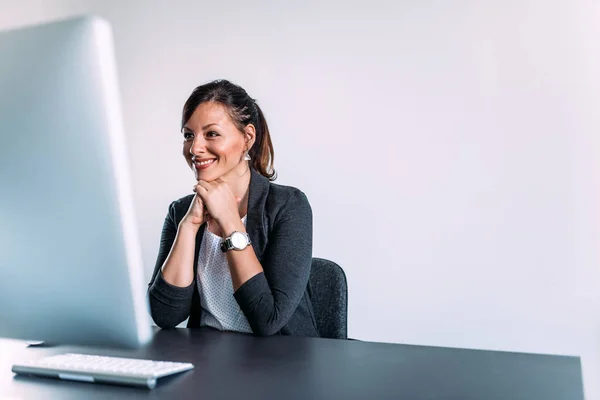 Szczęśliwa Kobieta Patrząc Ekran Komputera Miejsce — Zdjęcie stockowe