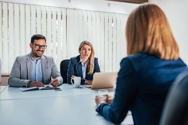 Менеджеры встречаются с кандидатом-женщиной
.