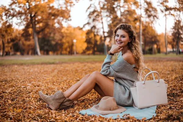 Hermosa Chica Con Pelo Rizado Sentado Las Hojas Otoño Parque —  Fotos de Stock