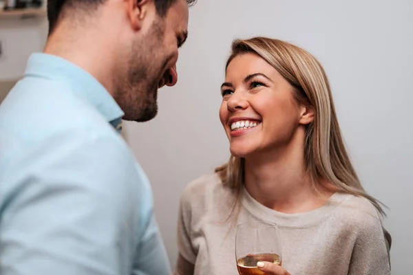 Pareja Sonriente Bebiendo Vino Blanco Abrazos Primer Plano — Foto de Stock