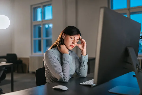 Zakenvrouw Met Migraine Tijdens Overuren — Stockfoto