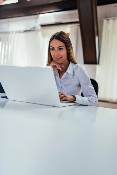 Joven Mujer Negocios Mirando Pantalla Del Ordenador Portátil Copiar Espacio —  Fotos de Stock