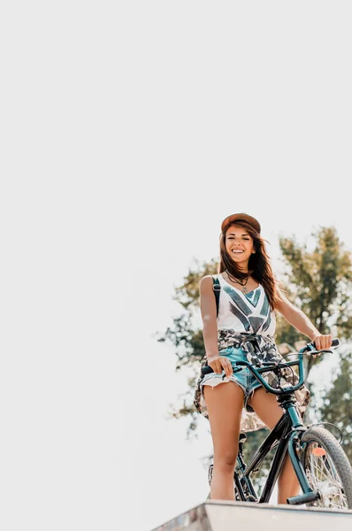Mujer Urbana Con Gorra Sentada Bicicleta —  Fotos de Stock