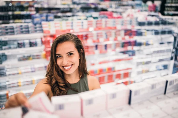 Ung Kvinna Att Köpa Personliga Hygienprodukter — Stockfoto