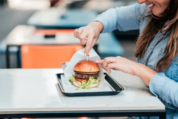 Imagen Cerca Una Mujer Joven Comiendo Hamburguesa — Foto de Stock