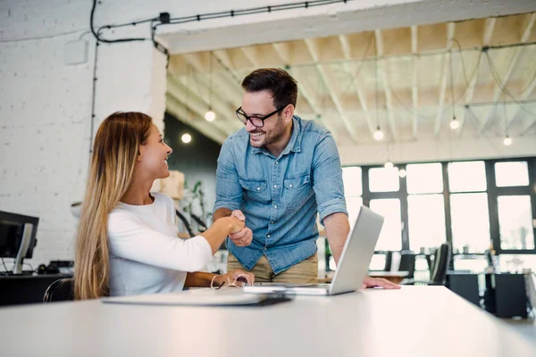 Zwei Kollegen Beim Händeschütteln Einem Modernen Büro — Stockfoto