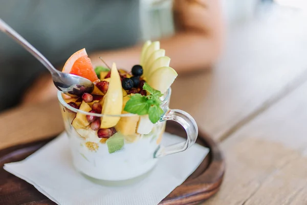 Zdravý Ovocný Salát Jogurtem Skleněném Pohárku — Stock fotografie