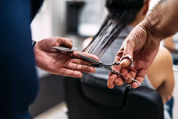 Salon Fryzjerski Ręce Cięcia Włosów Szczelnie Góry — Zdjęcie stockowe