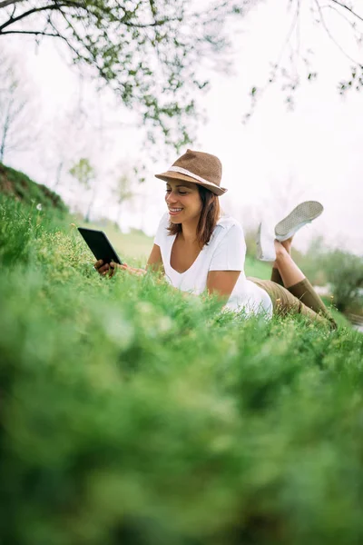 Woman Relaxing Green Grass Using Tablet — Stock Photo, Image